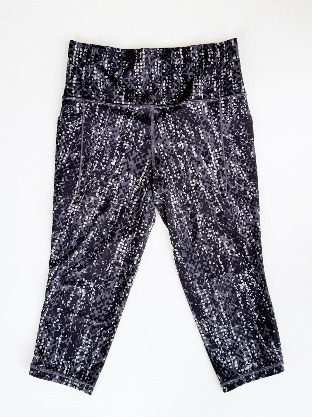 Athleta Salutation Stash High Rise Capri Leggings